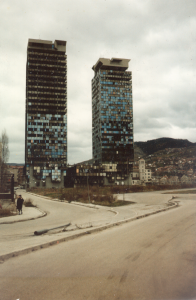 Ausgebranntes Zwillings-Hochhaus in Sarajevo